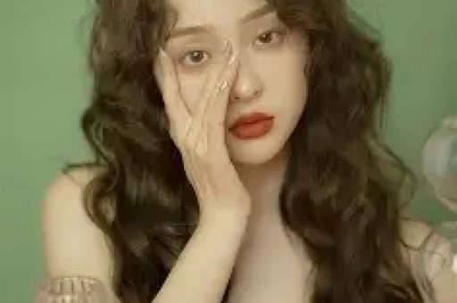 明星八卦与风水揭秘：黄晓明、Lisa等人的命运走向