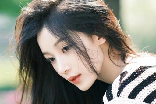 抖音排名第一的网红路子越来越野了