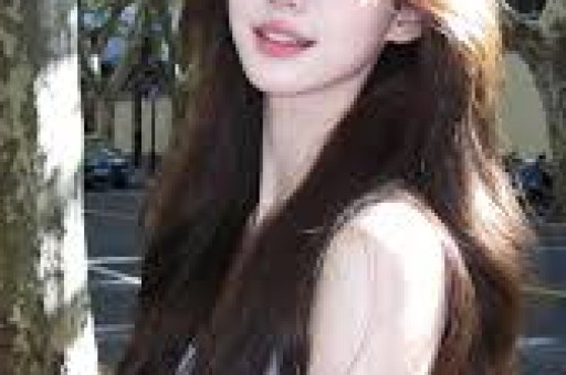 一位美丽时尚的妈妈和她的小女儿在浴室里玩耍